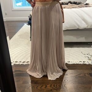 BCBG pleated beige skirt - Small